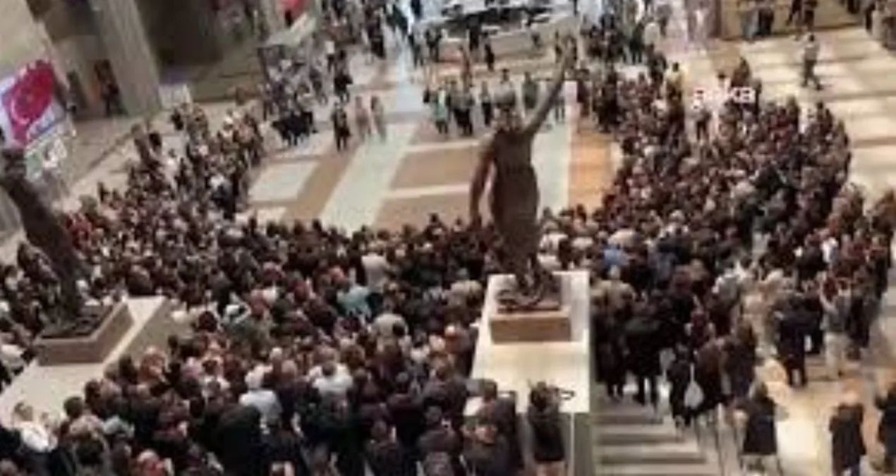 Avukatlar İmamoğlu İçin Adliye’de Buluştu!