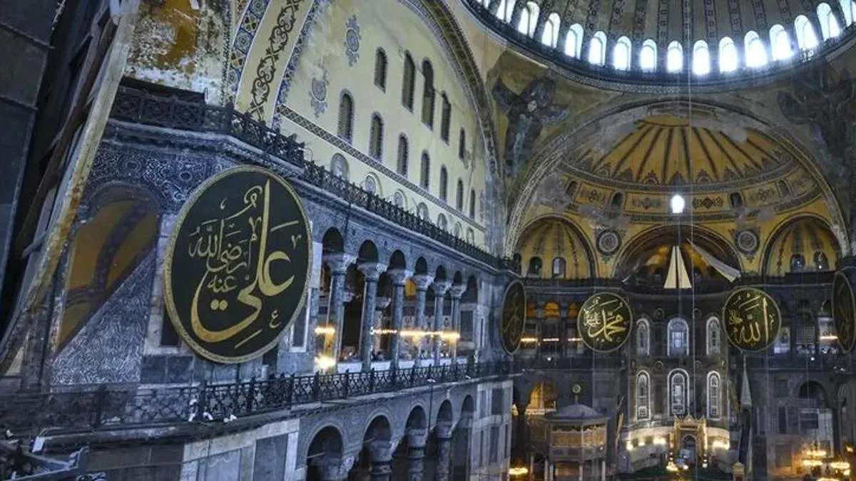 Ayasofya’da İncil Okuyanlara İşlem Başlatıldı