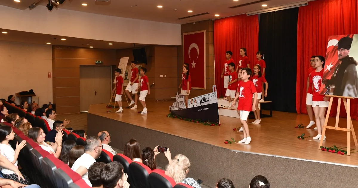 “Aynı Gemideyiz” Tiyatrosu İzmir’de Alkışlandı!