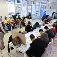 Aynı gökyüzü altında gülümsediler