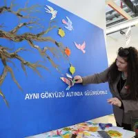 Aynı gökyüzü altında gülümsediler