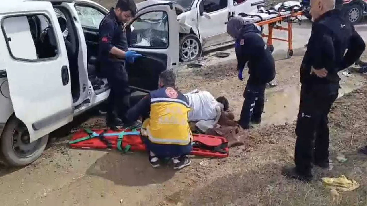 Ayvalı’da Kafa Kafaya Kaza: İki Yaralı!