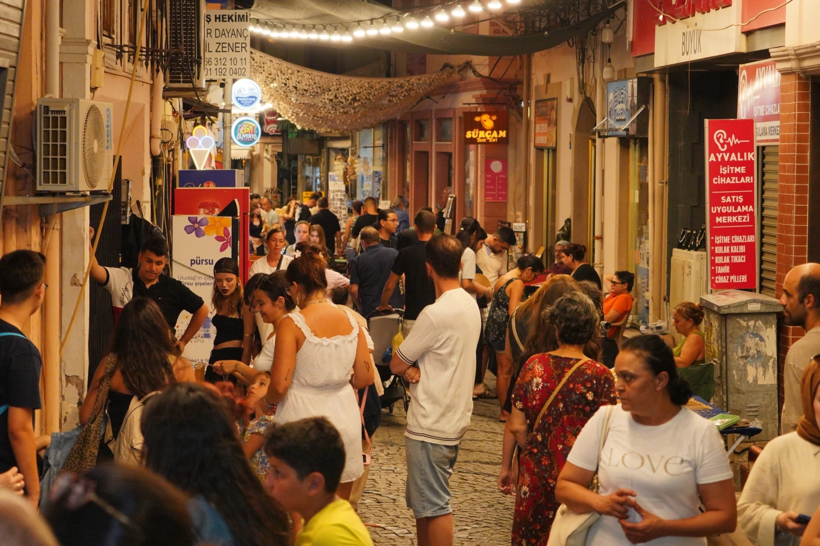 Ayvalık’ta El Emeği Pazarı Geceye Renk Katıyor!