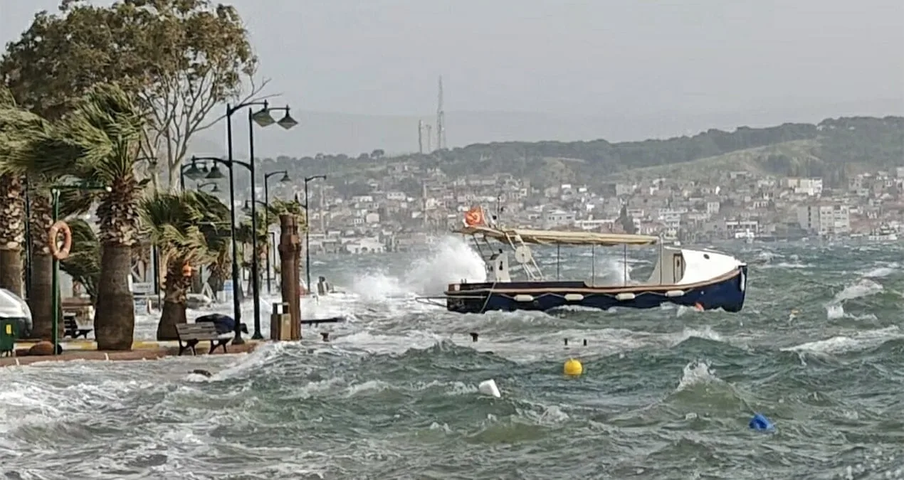 Ayvalık’ta Fırtına: Cunda Adası Sular Altında!