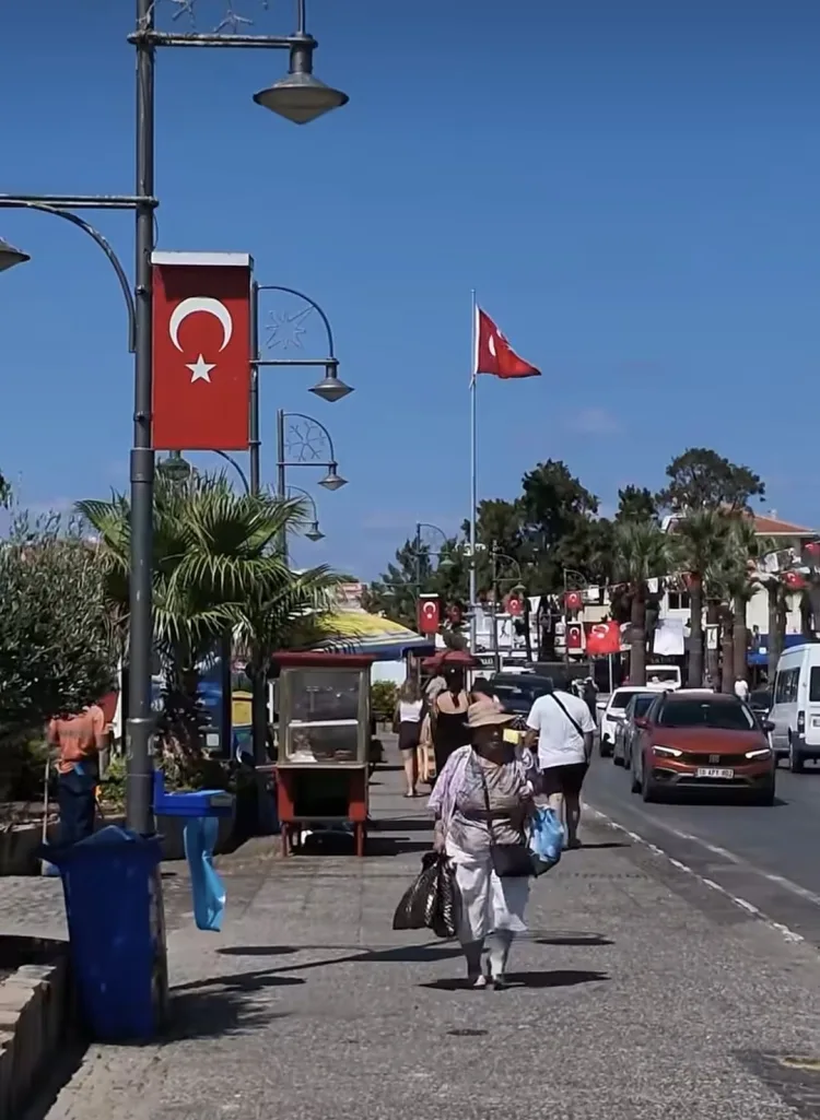 Ayvalık, Zafer Bayramı’nda Kırmızı Beyaza Büründü!