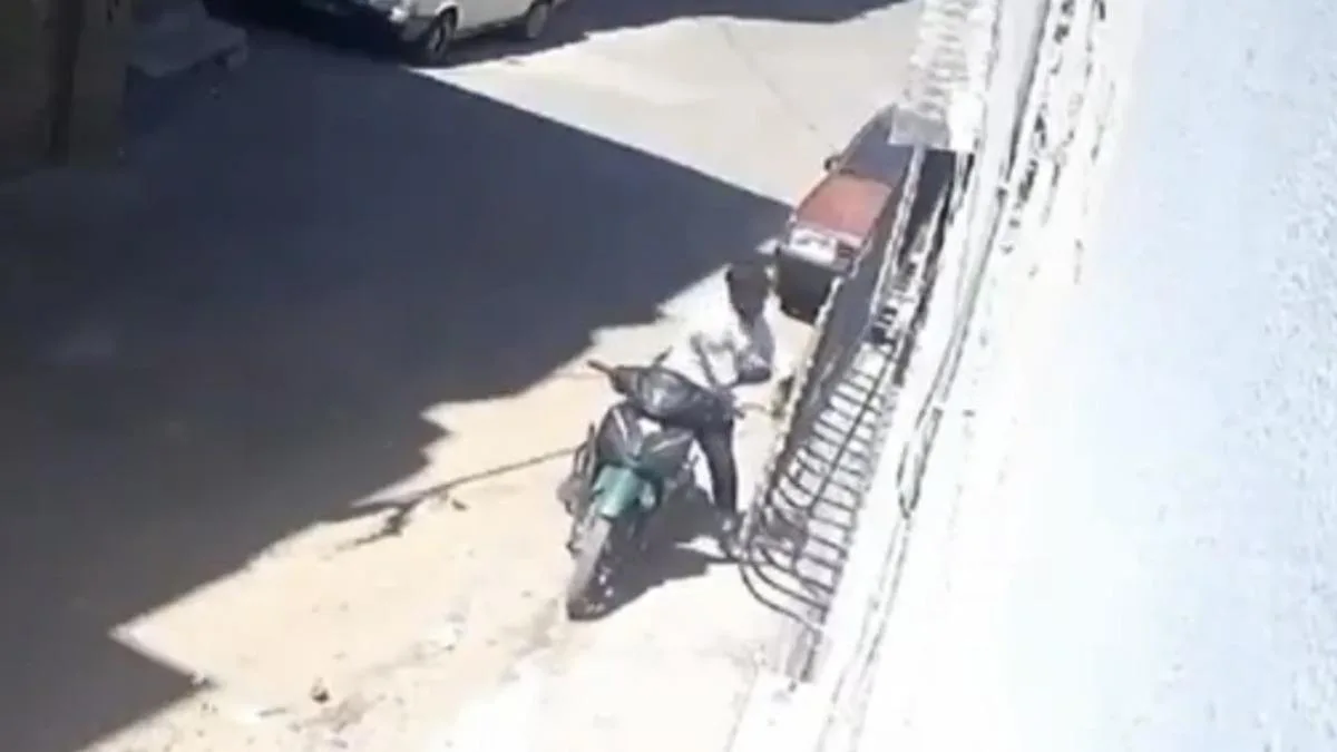 Baba, Kızını Sokakta Darbetti! Gözaltına Alındı