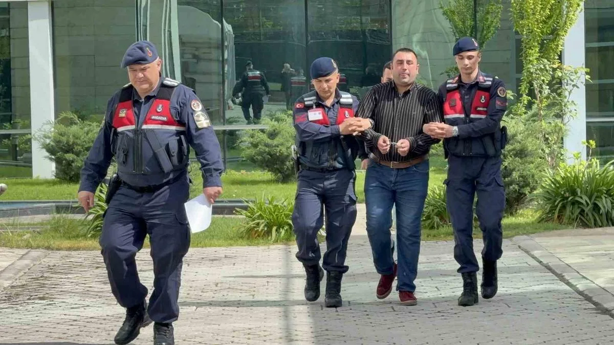 Babasını 8 kurşunla öldüren oğlu teslim oldu!