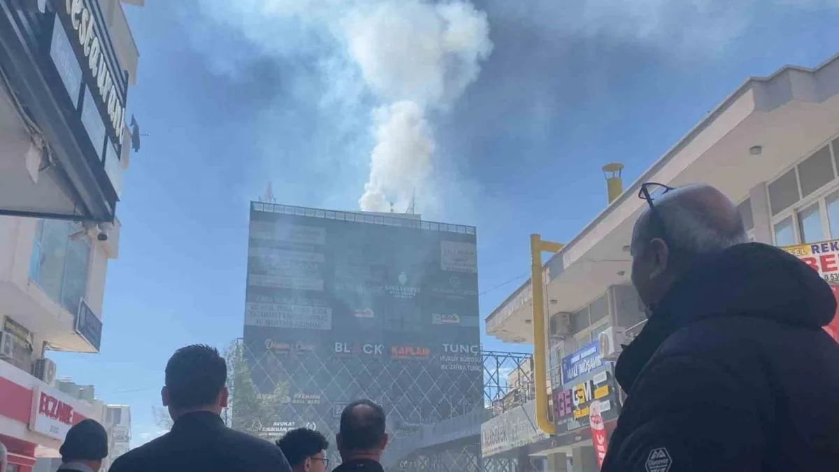 Bacada Yangın: Ofisler Tahliye Edildi!