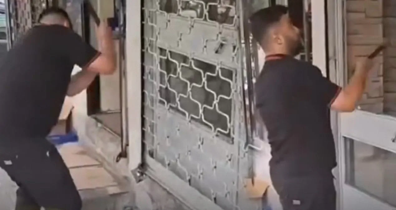 Bağcılar’da Balyozla Telefon Arayışı!