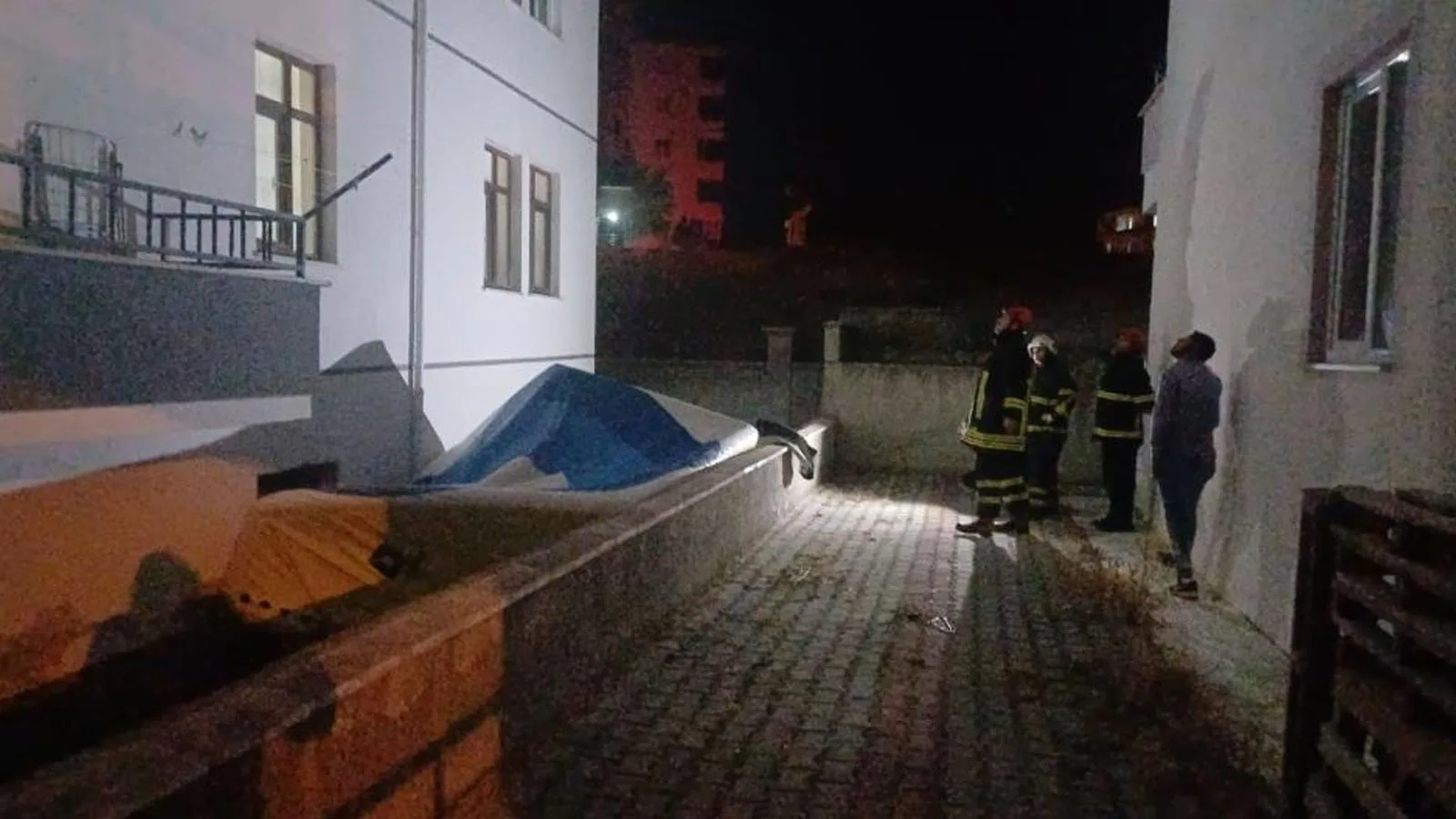 Bağcılar’da Çatıya Çıkan Şahıs İkna Edildi!