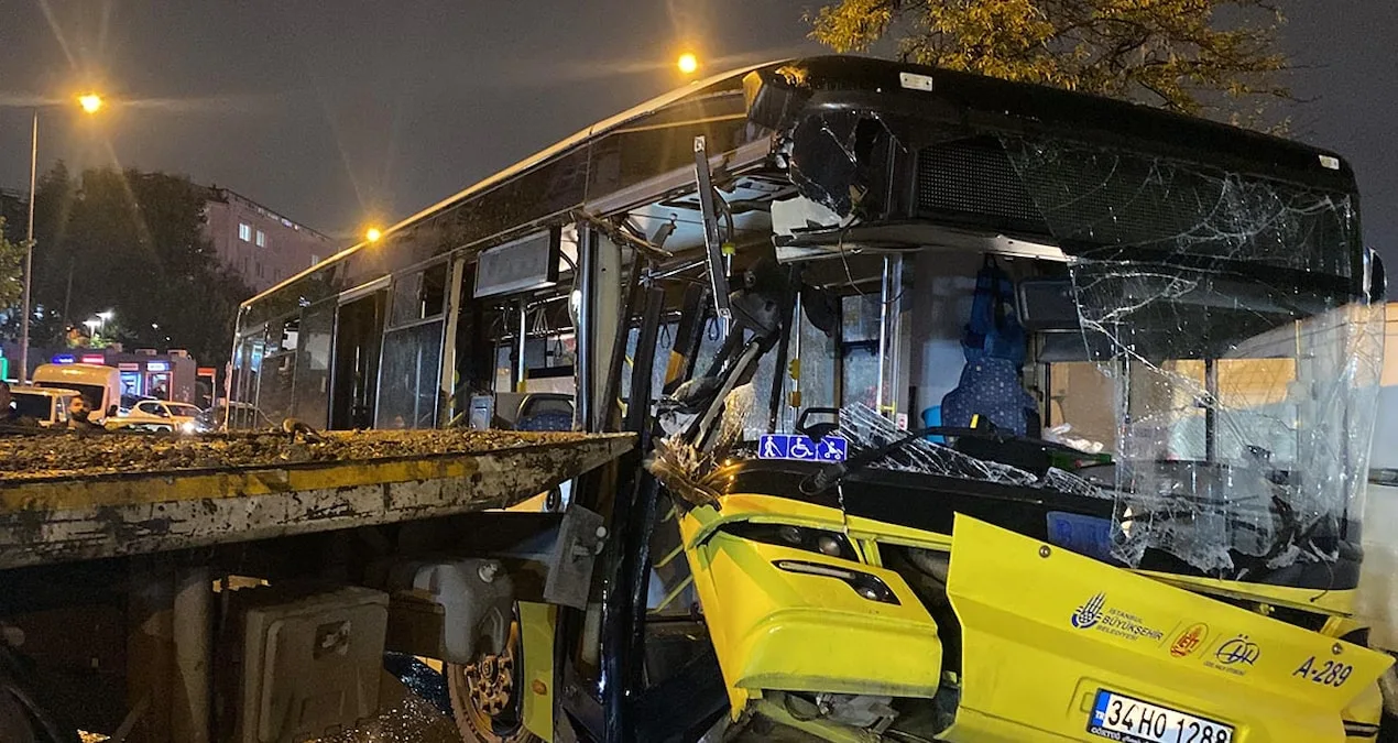 Bağcılar'da İETT otobüsü park halindeki çekiciye çarptı
