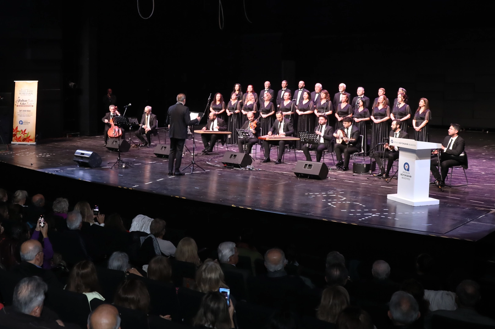 Bahar Bitti Güz Bitti: Unutulmaz Konser Geceyi Şenlendirdi