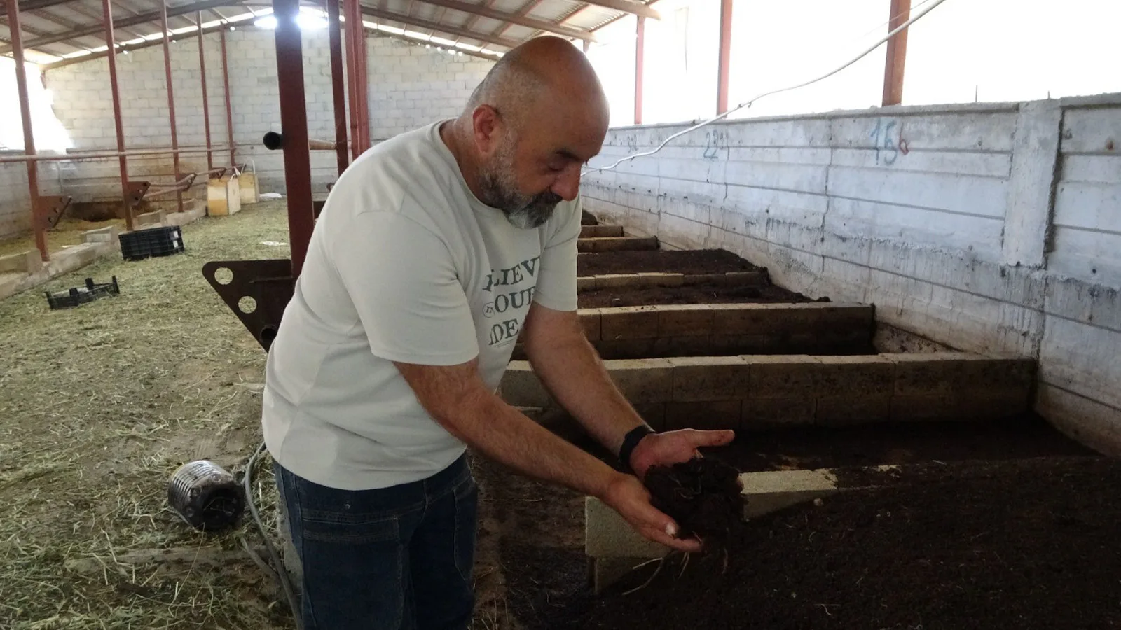 Bahçede Solucan Gübresiyle Ek Gelir Sağladı