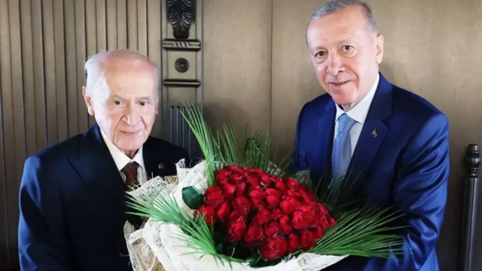 Bahçeli’den Erdoğan’a 72 Gül ve Özel Tablo