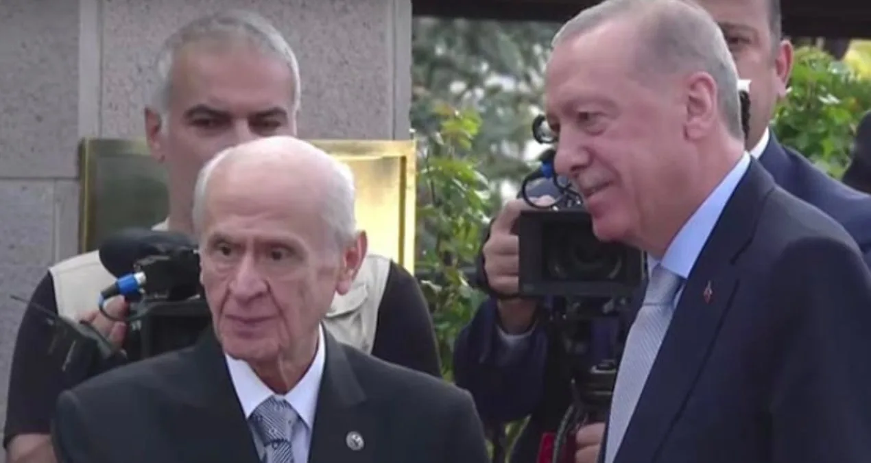 Bahçeli, Erdoğan’ı Elinde Tespih ile Karşıladı!