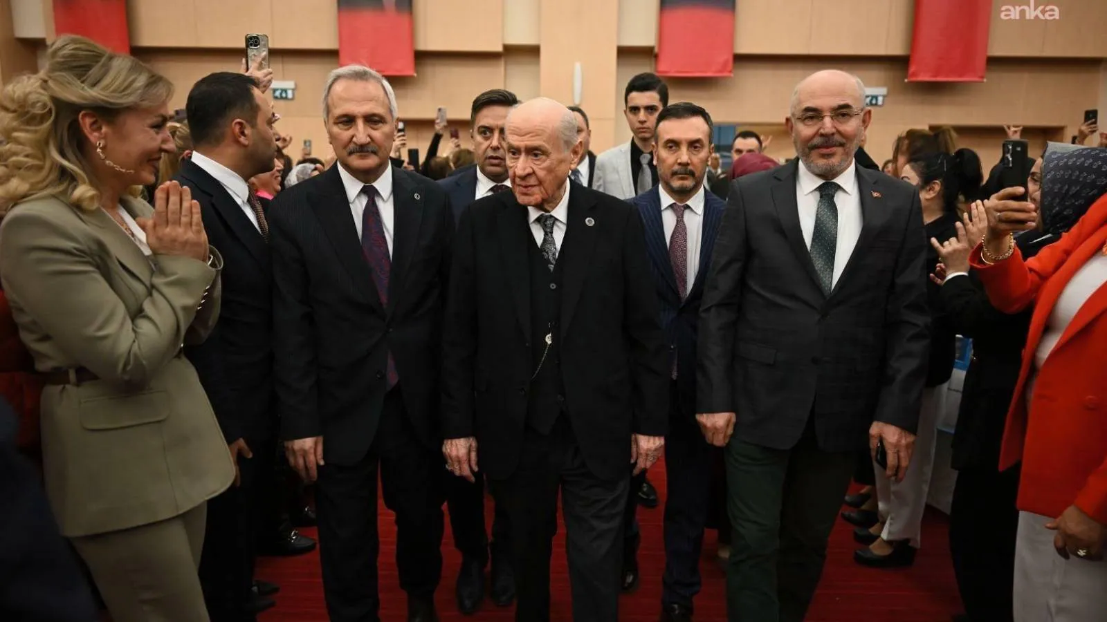 Bahçeli, Kadınlar Günü’nde Türk Kadınına Vurgu Yaptı