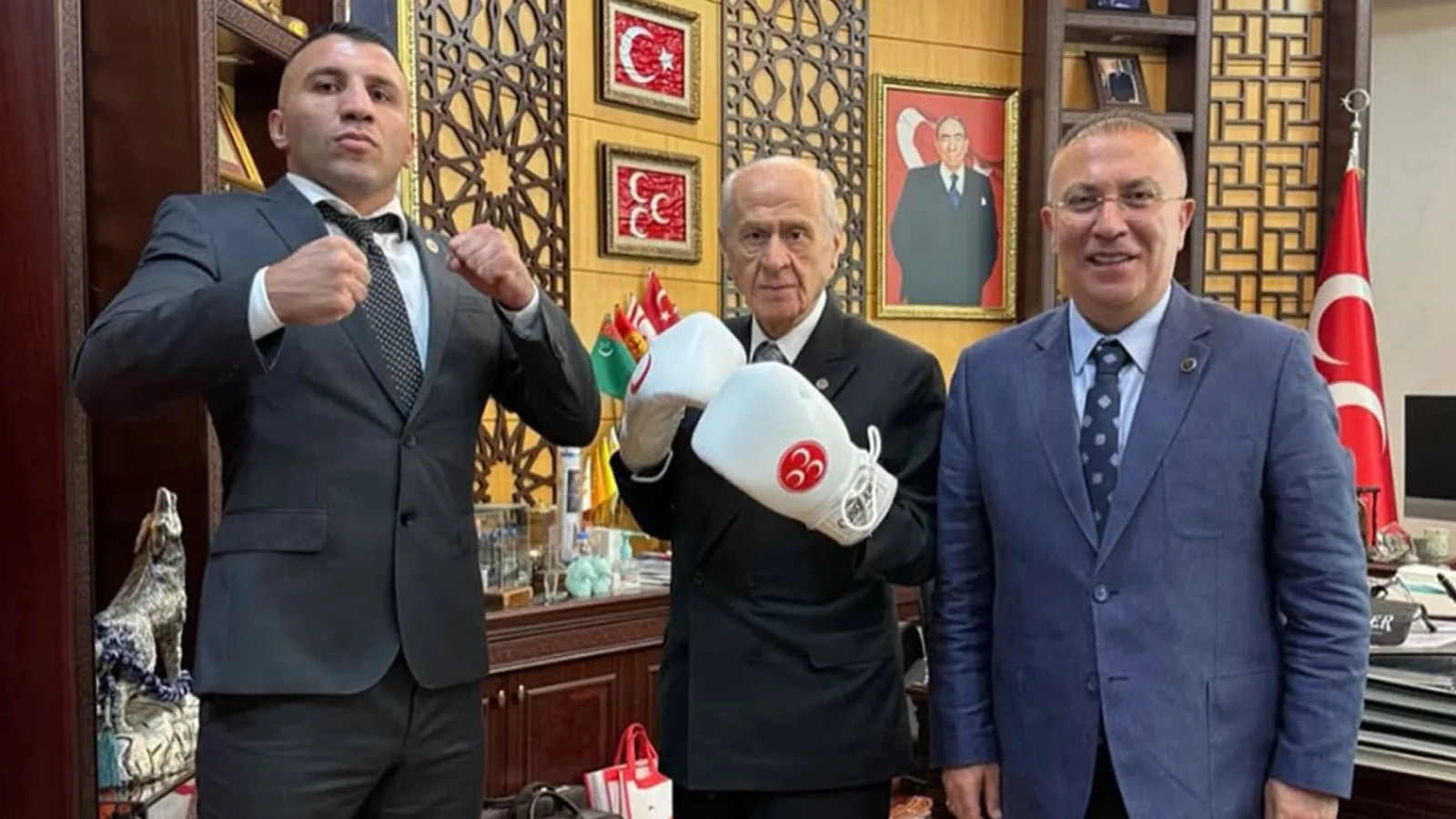 Bahçeli’nin Boks Eldivenli Pozu Gündem Oldu