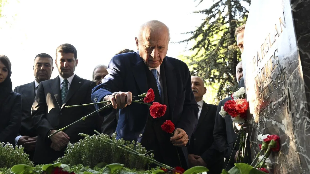 Bahçeli, Türkeş’in Kabri’ni Ziyaret Etti