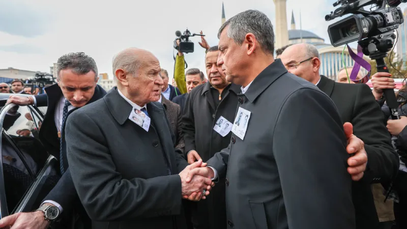 Bahçeli ve Özel’den Cenazede İlginç Diyalog
