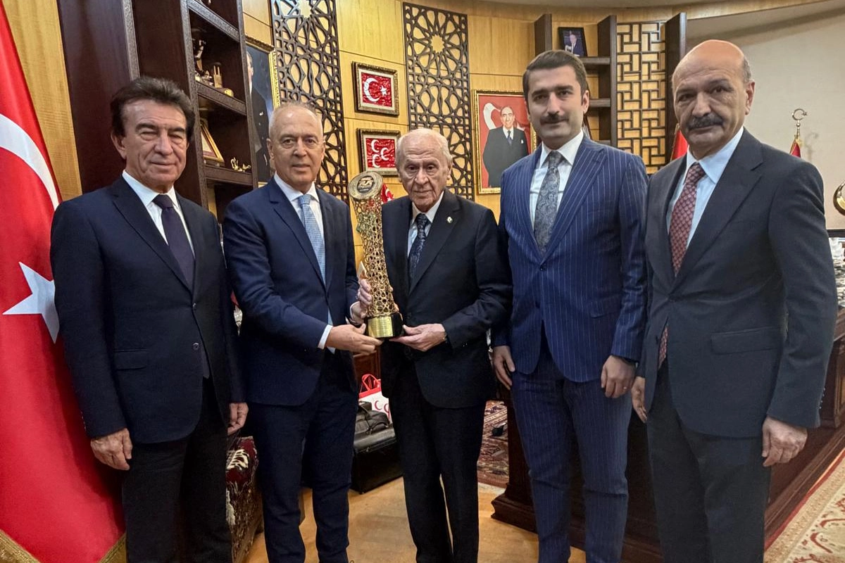 Bahçeli’ye Bisiklet Turu Kupası Takdim Edildi