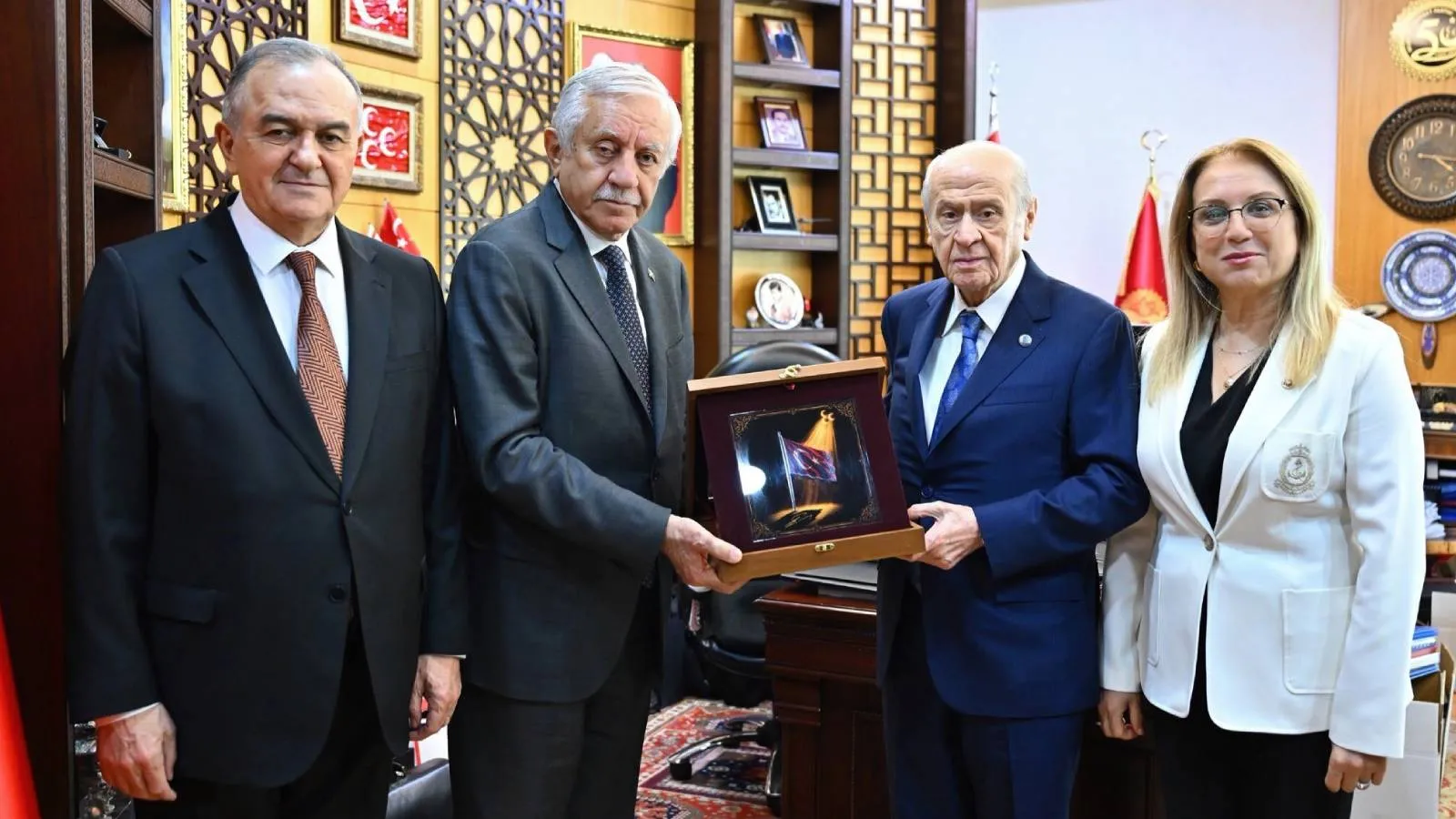 Bahçeli’ye ‘Lider Ülke Türkiye’ Hediyesi!