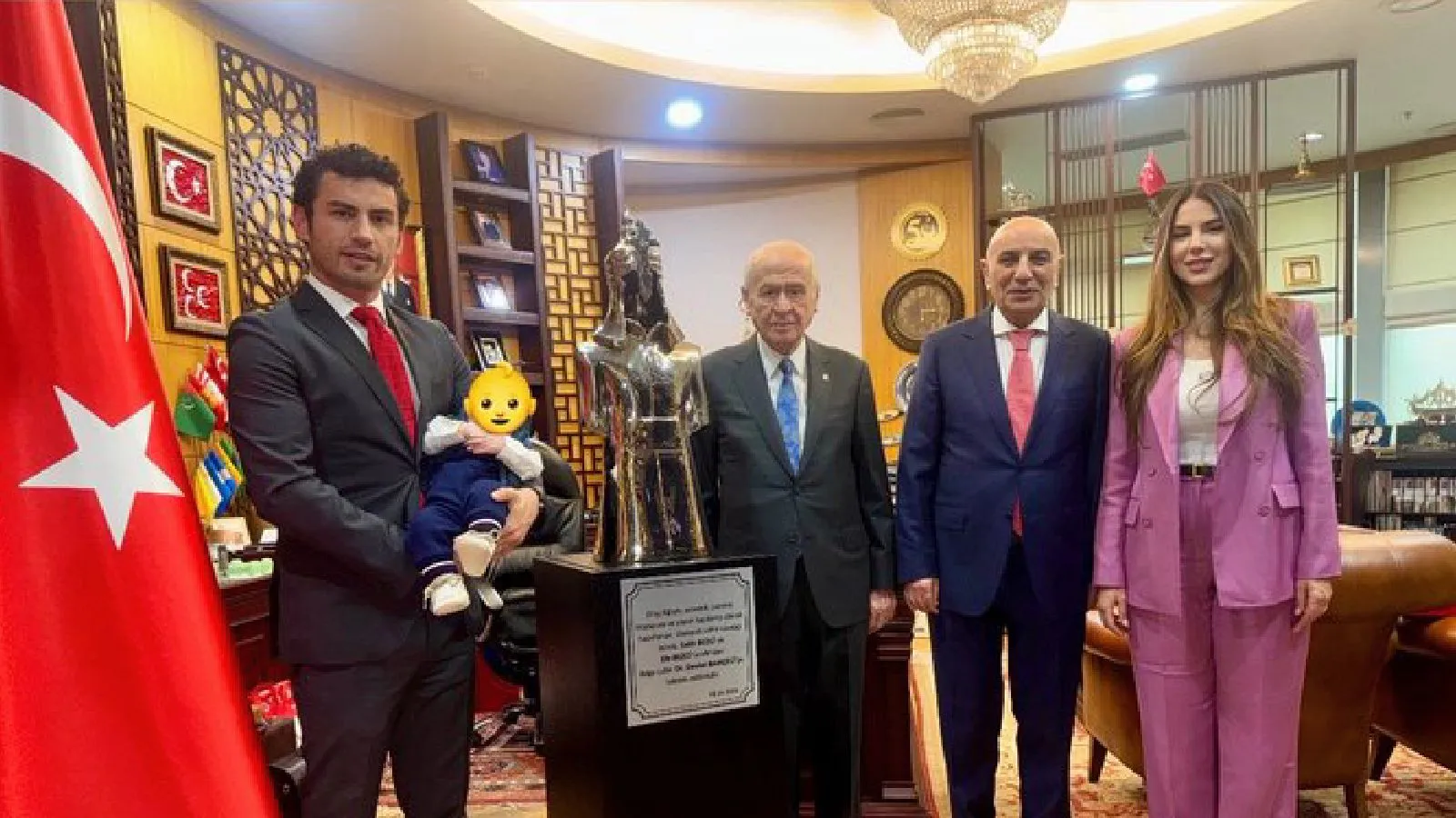 Bahçeli’ye Osmanlı Zırhlı Büstü Hediyesi!