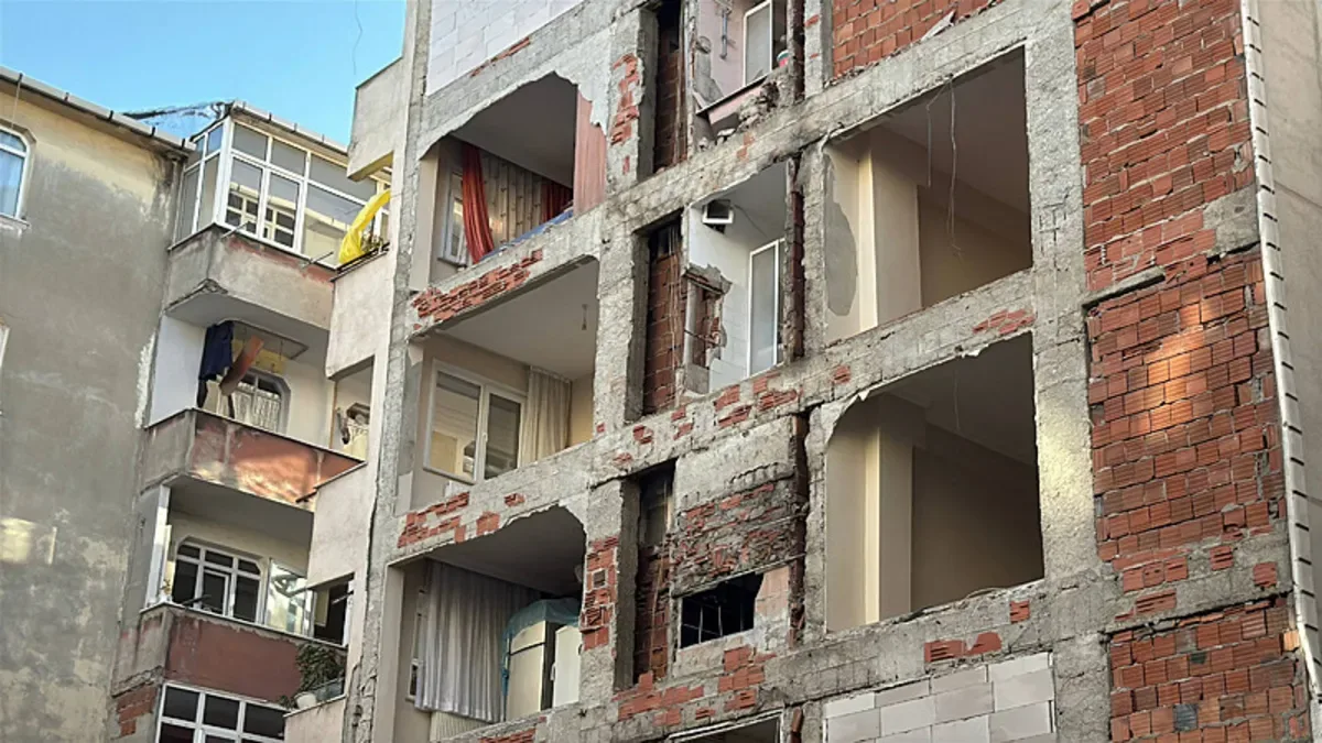 Bahçelievler’de Apartman Duvarı İhmal Edildi!