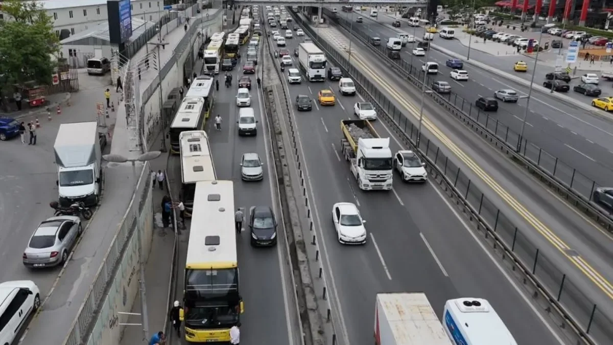 Bahçelievler’de Otobüs Arızası Trafiği Kilitledi!