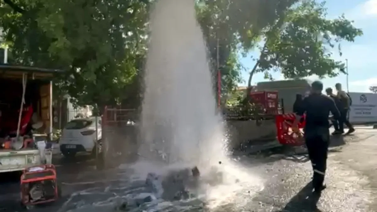 Bahçelievler’de Su Vana Patladı, Sokakları Sel Bastı!
