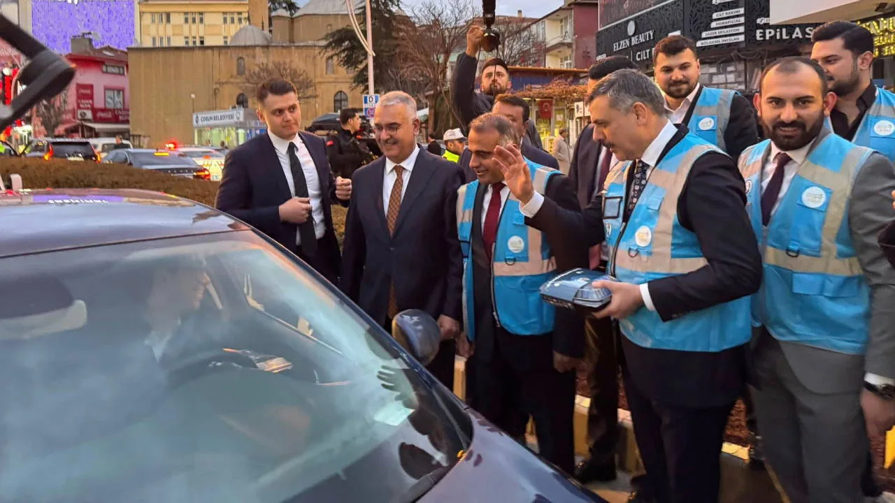 Bakan Çiftçi’nin İftar Dağıtımı Partiyi Eleştirdi