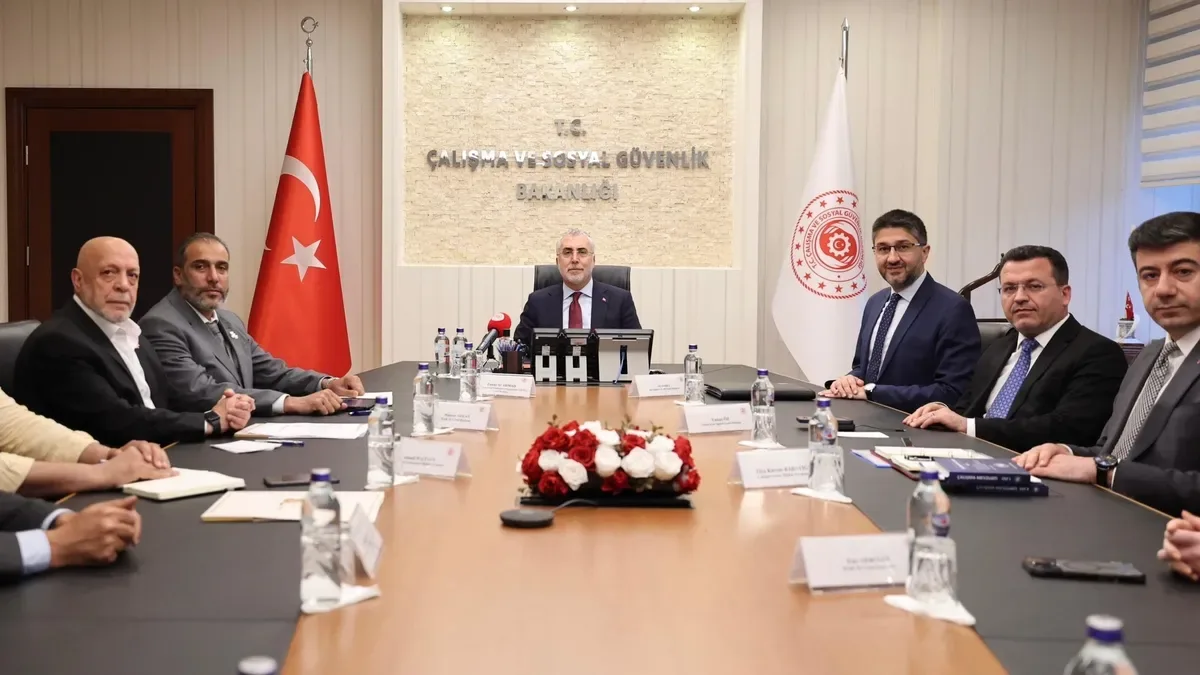 Bakan Işıkhan, HAK-İŞ Başkanı ile Görüştü