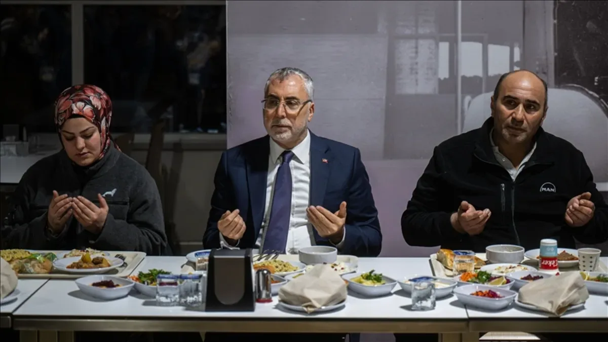 Bakan Işıkhan, İşçilerle İlk İftarını Gerçekleştirdi