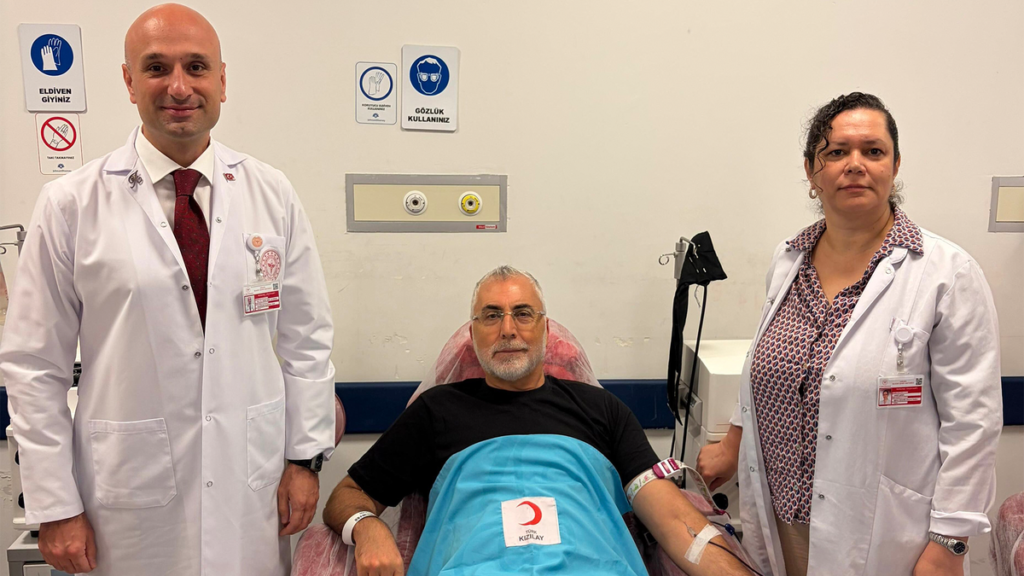 Bakan Işıkhan Kızılay’da Kan Bağışladı
