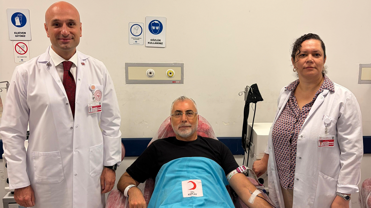 Bakan Işıkhan Kızılay’da Kan Bağışladı