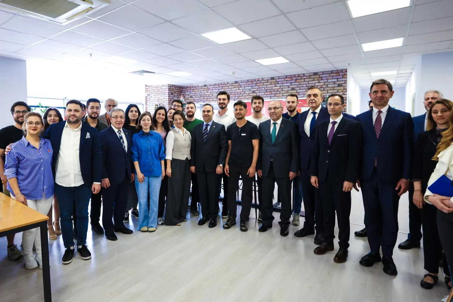 Bakan Kacır DEÜ'lü Girişimcilerle Buluştu