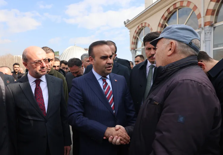 Bakan Kacır'a Selçuklu Çini Eseri Hediye Ediliyor