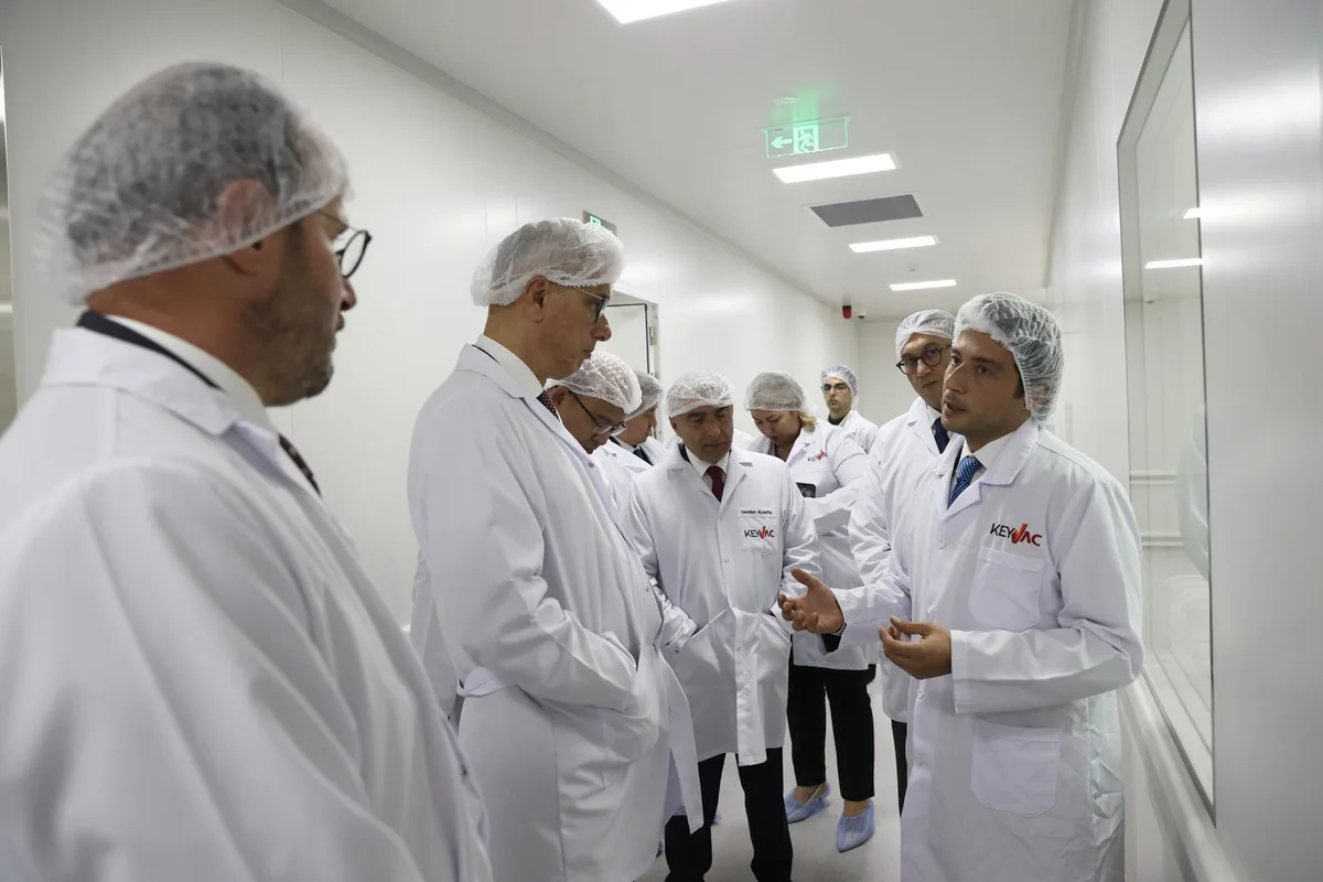 Bakan Memişoğlu, Ankara’daki Keyvac Aşı Tesisini Ziyaret Etti