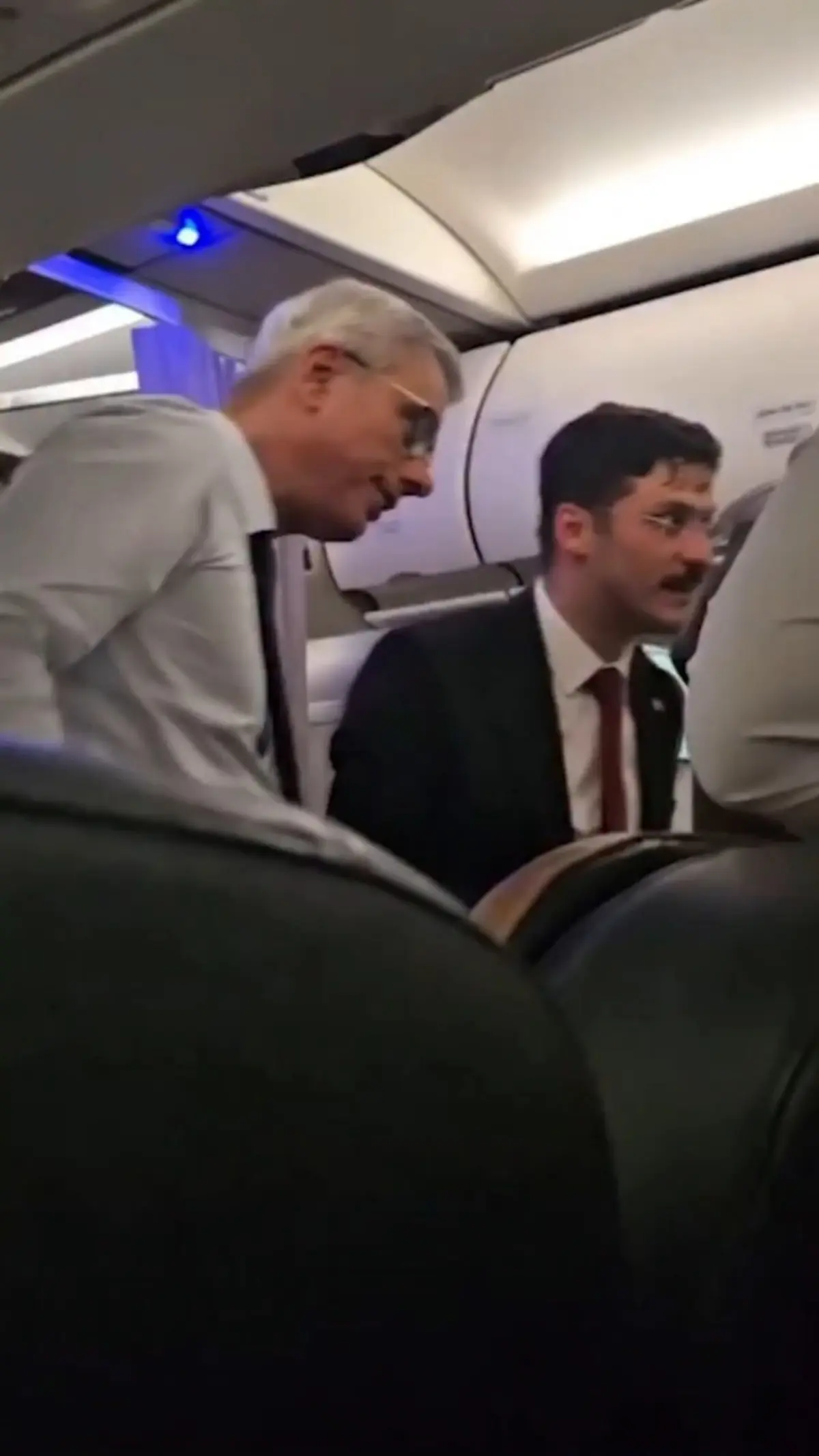 Bakan Memişoğlu, uçakta rahatsızlanan yolcuya müdahale etti 3