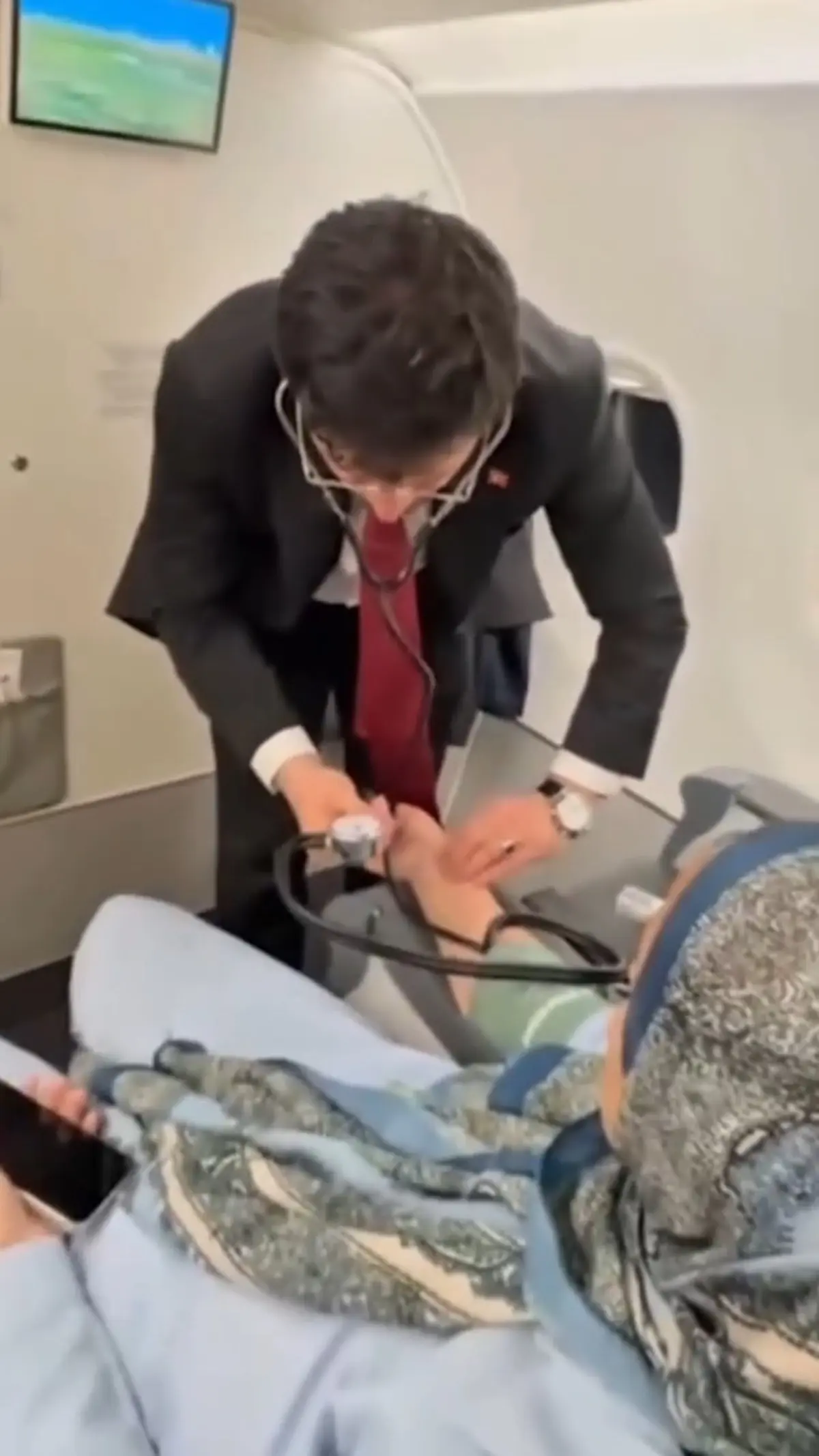 Bakan Memişoğlu, uçakta rahatsızlanan yolcuya müdahale etti 2