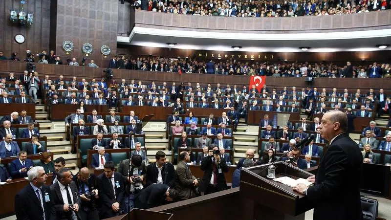 Bakanlar, AKP toplantısında soruları yanıtlamadı