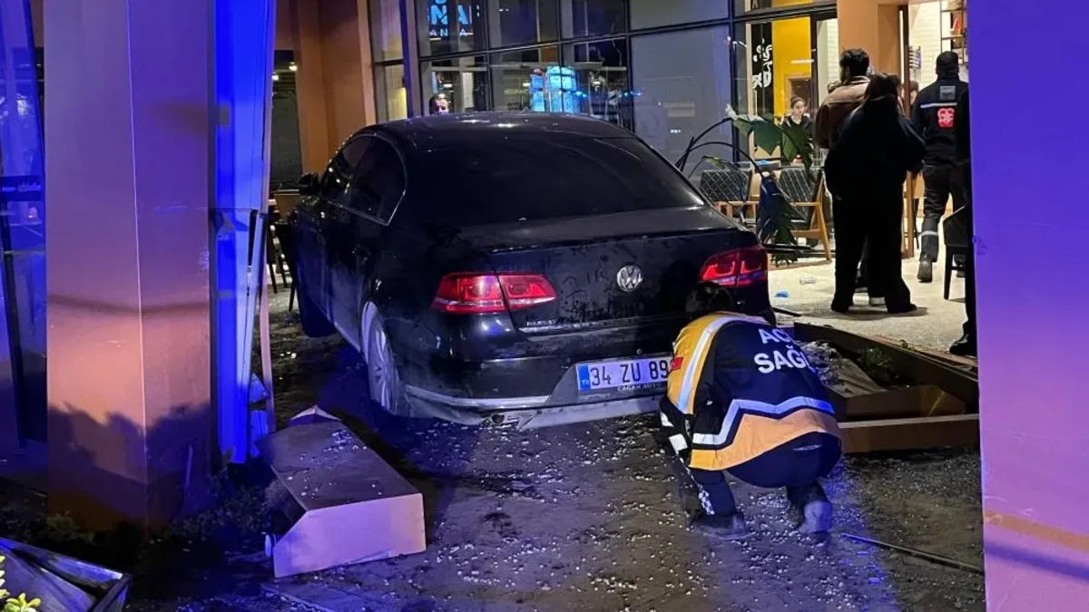 Bakırköy’de Kafe İçine Dalma Kazası: 6 Yaralı!