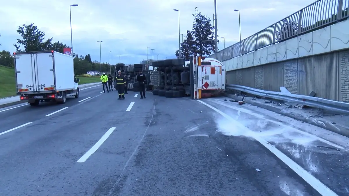 Bakırköy de LNG tankeri devrildi! Yol trafiğe kapatıldı 4