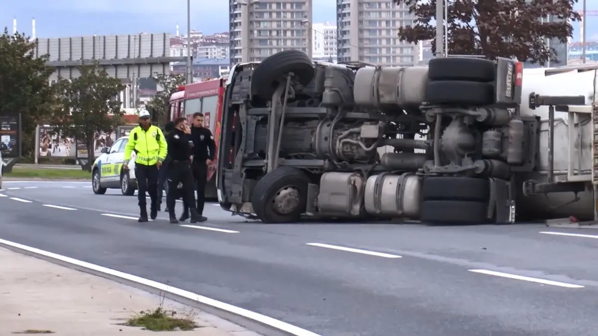 Bakırköy de LNG tankeri devrildi! Yol trafiğe kapatıldı 6