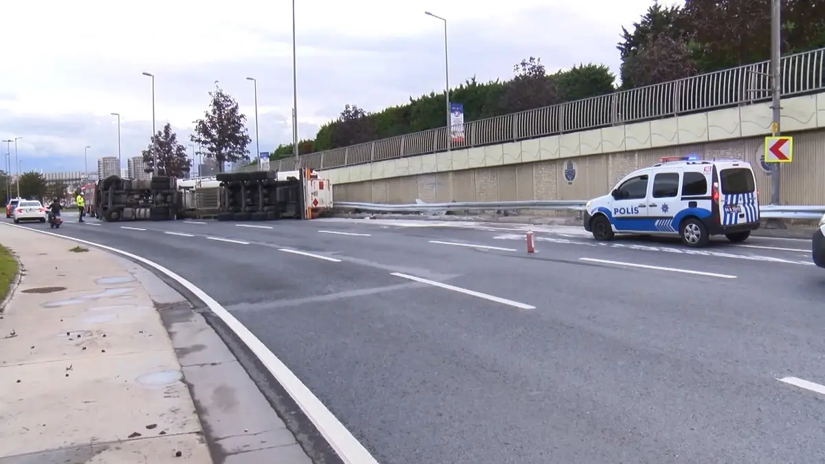 Bakırköy de LNG tankeri devrildi! Yol trafiğe kapatıldı 5