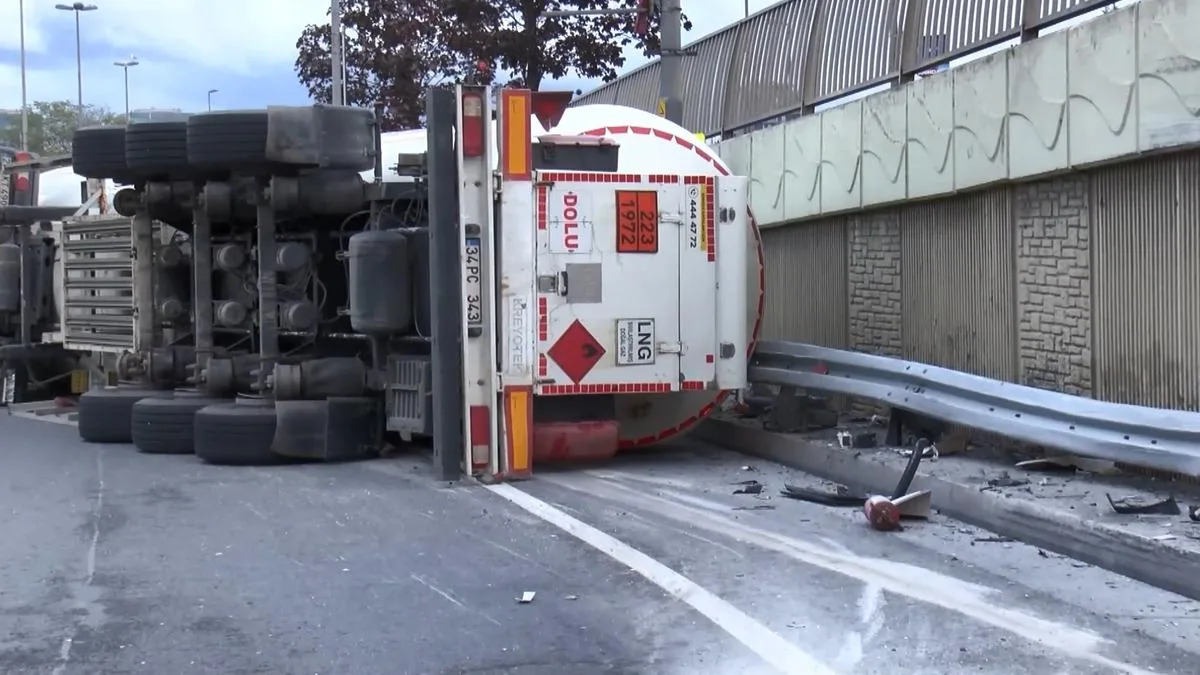 Bakırköy’de LNG Tankeri Devrildi, Yol Kapandı!