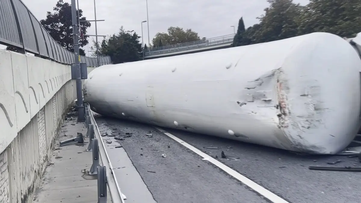 Bakırköy de LNG tankeri devrildi! Yol trafiğe kapatıldı 3