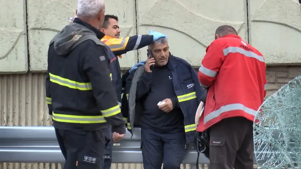 Bakırköy de LNG tankeri devrildi! Yol trafiğe kapatıldı 7