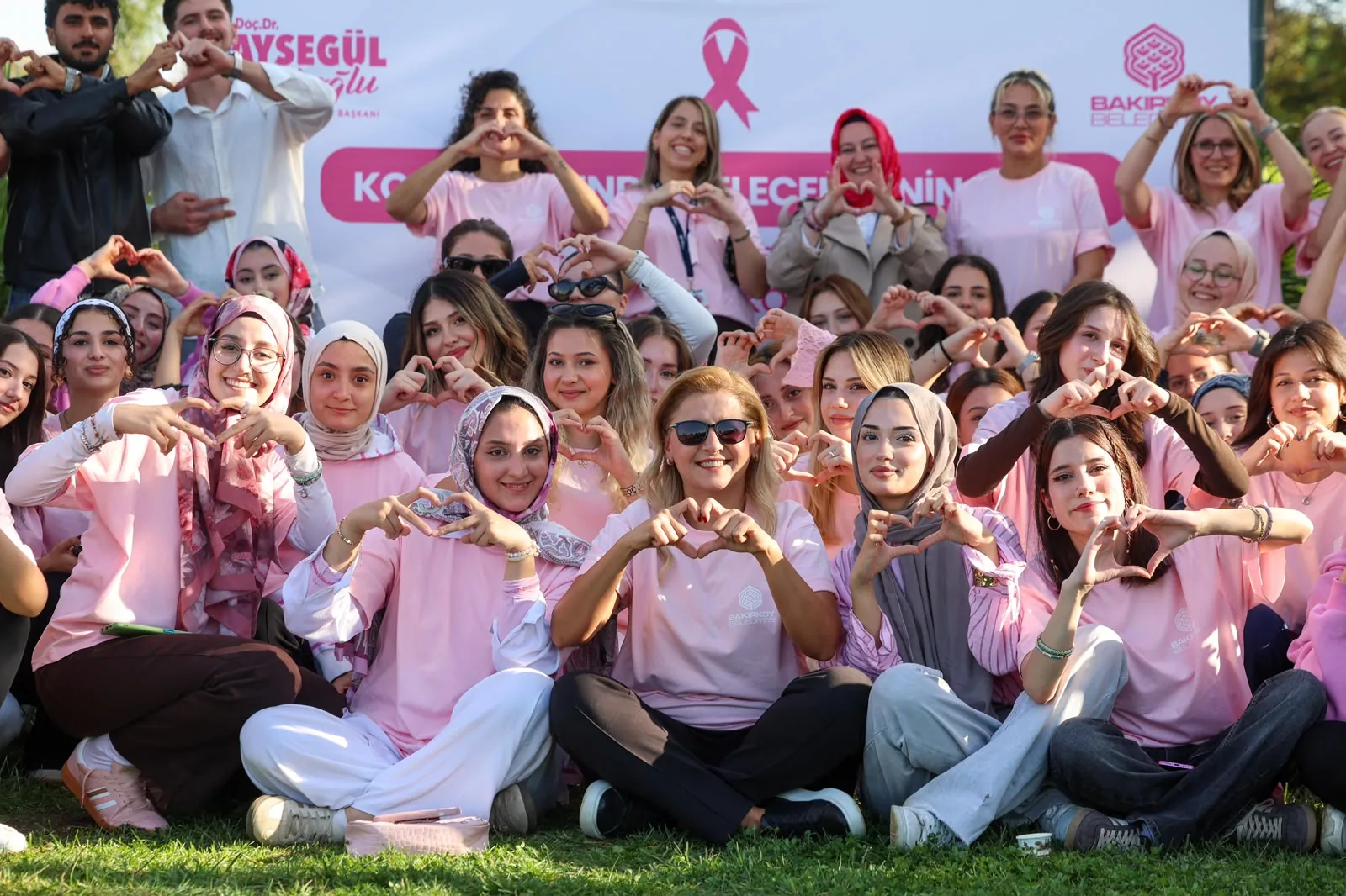 Bakırköy’de Pembe Tişörtlü Yoga ve Voleybol Etkinlikleriyle Farkındalık