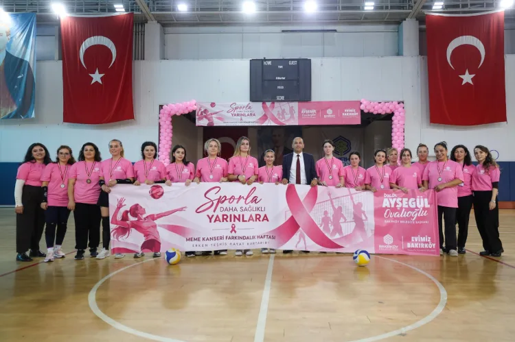 Bakırköy’de Pembe Tişörtlü Yoga ve Voleybol Etkinlikleriyle Farkındalık