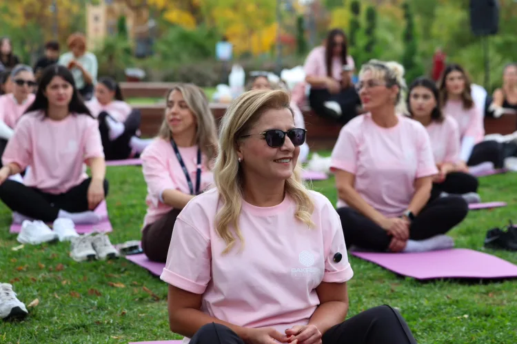Bakırköy’de Pembe Tişörtlü Yoga ve Voleybol Etkinlikleriyle Farkındalık